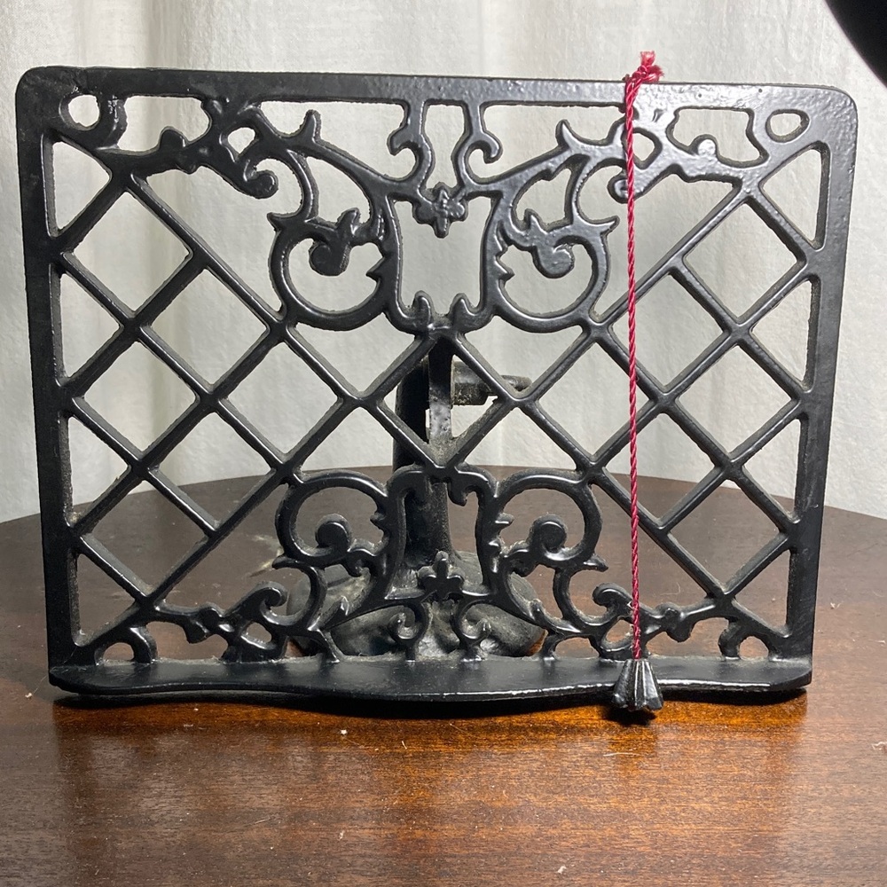 VNTG cast-iron cookbook recipe holder for counter